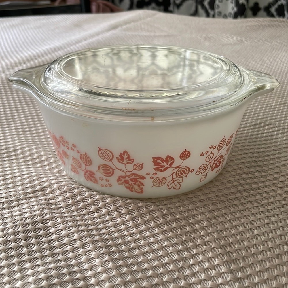 Pyrex Gooseberry 1.5 pt casserole dish